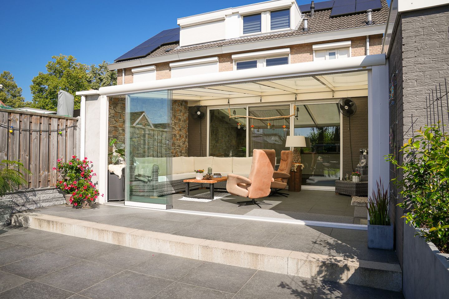 Eye-catching semi-detached house with 170 m² living space and deep south-facing backyard in prime village center location — 33