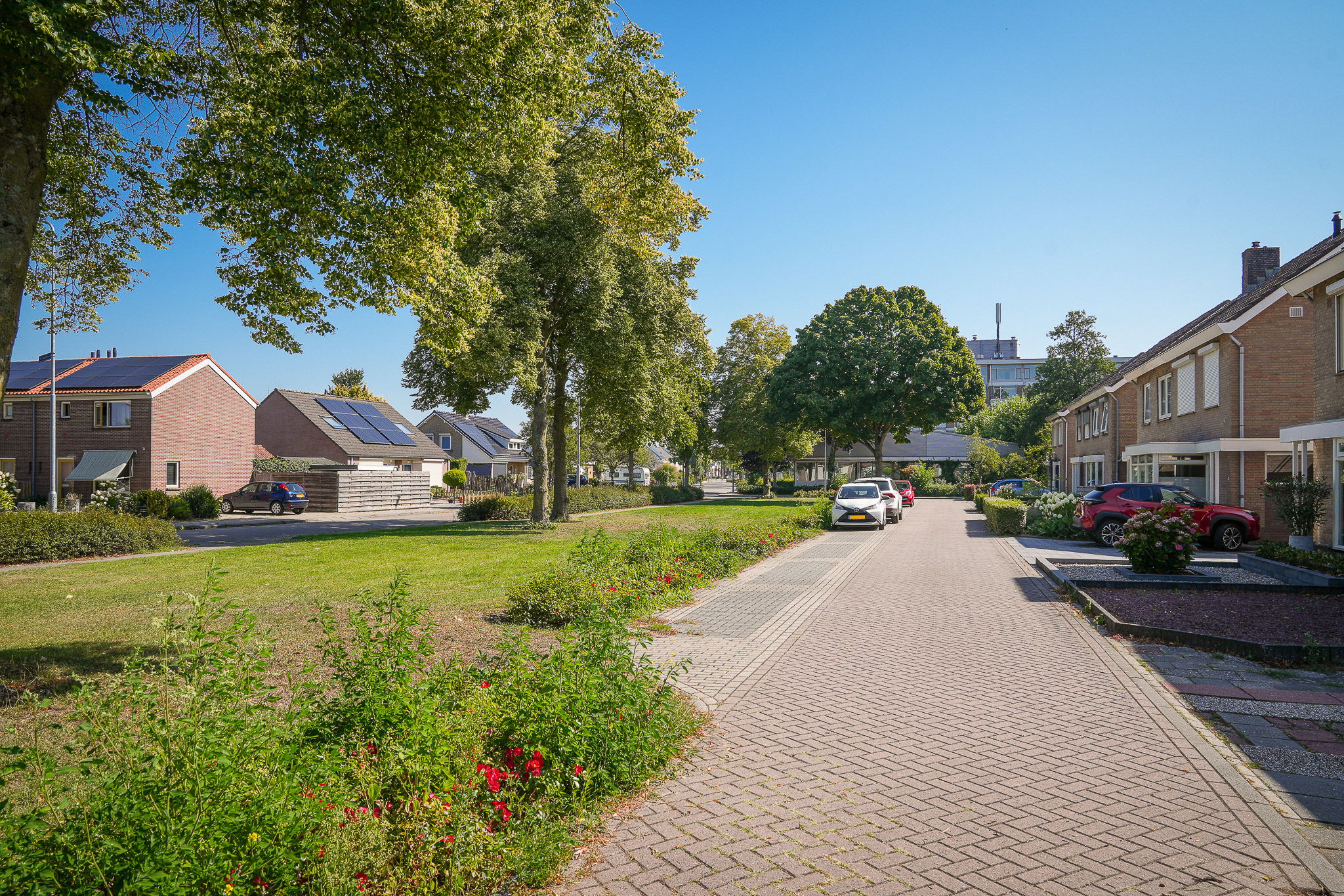 Eye-catching semi-detached house with 170 m² living space and deep south-facing backyard in prime village center location — 41