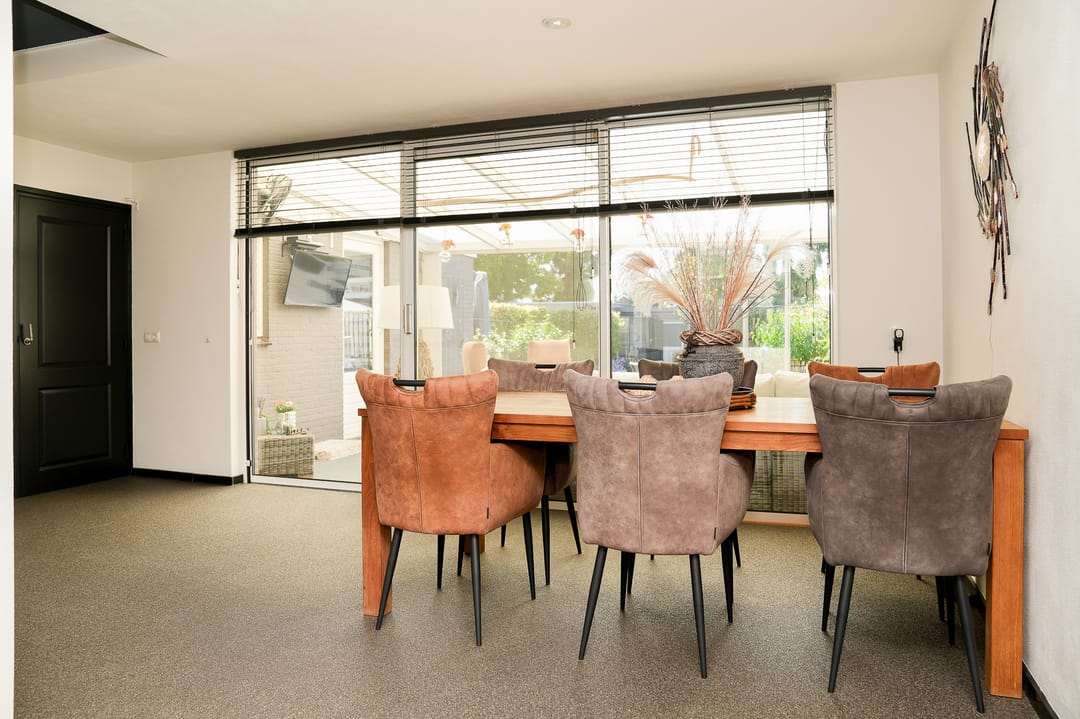 Eye-catching semi-detached house with 170 m² living space and deep south-facing backyard in prime village center location — 13