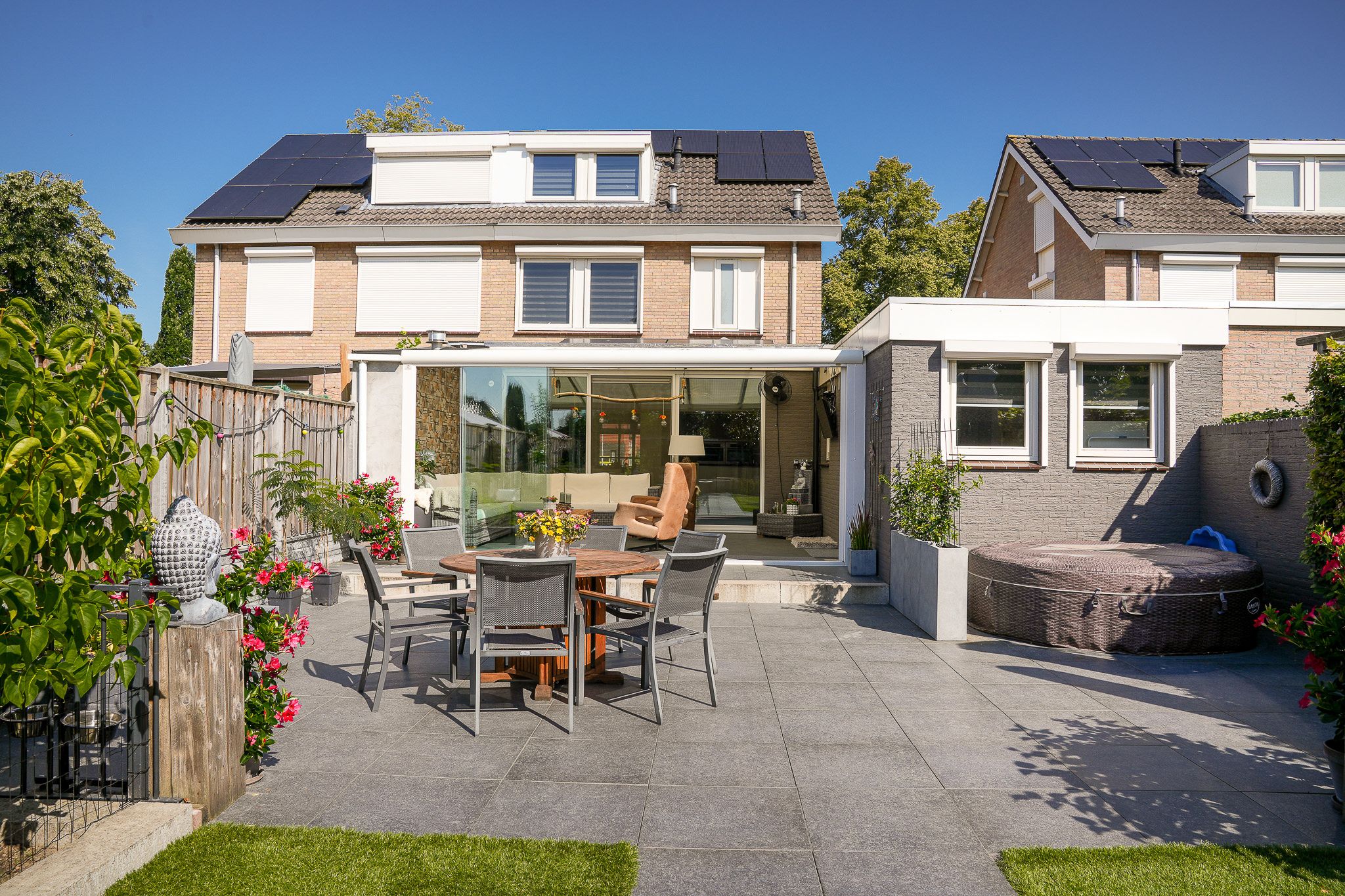 Eye-catching semi-detached house with 170 m² living space and deep south-facing backyard in prime village center location — 38