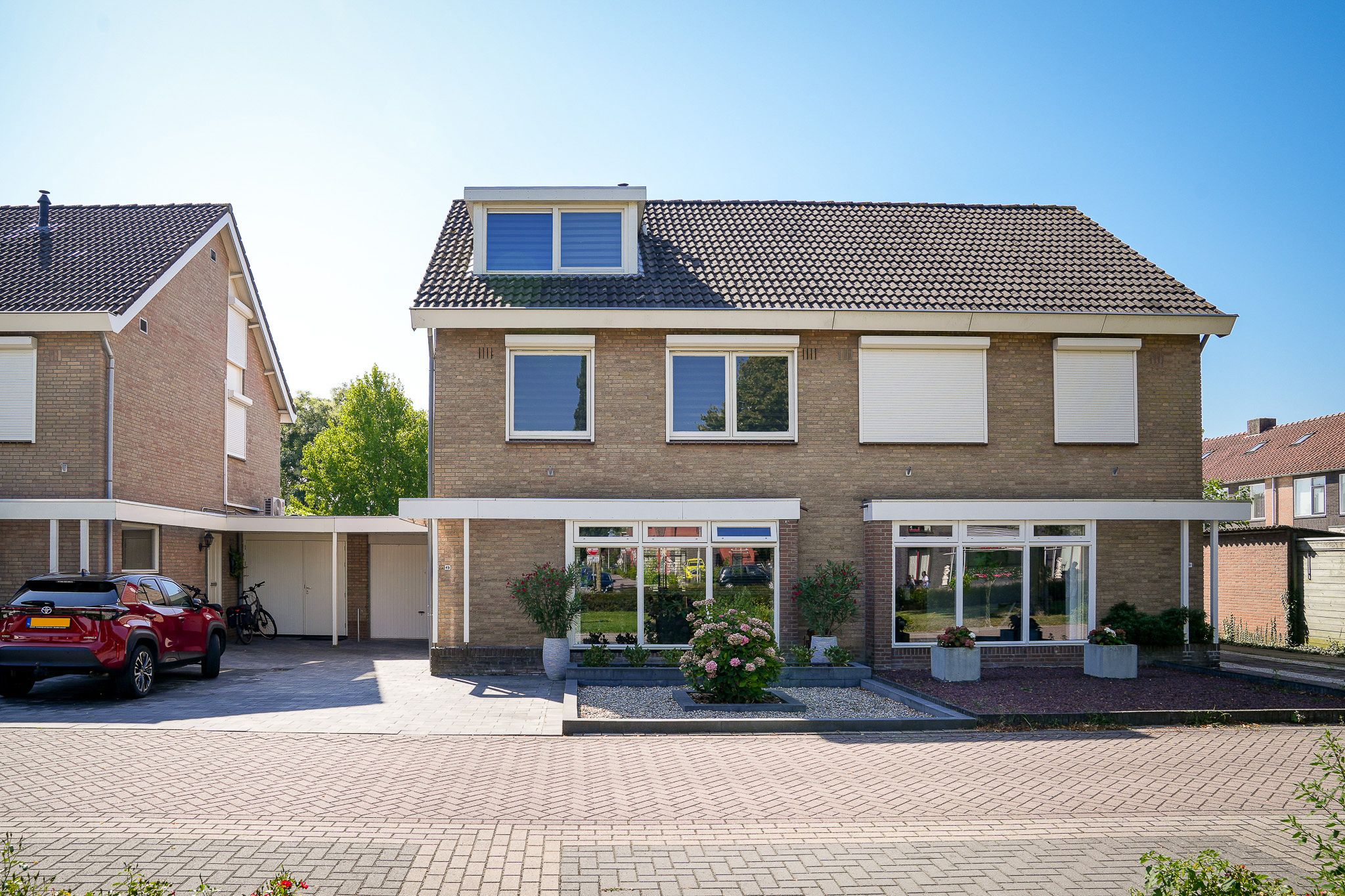 Eye-catching semi-detached house with 170 m² living space and deep south-facing backyard in prime village center location — 44