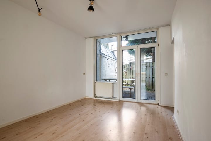 Photo 2 of Van Oosten de Bruijnstraat 211