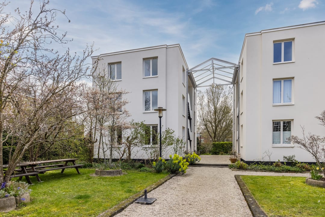 Spacious Ground Floor Apartment in Historic Monument with Garden View — 28