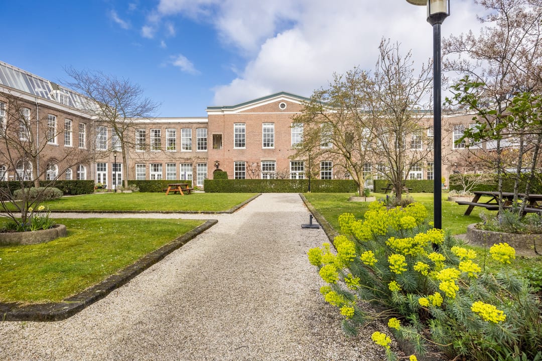 Spacious Ground Floor Apartment in Historic Monument with Garden View — 27