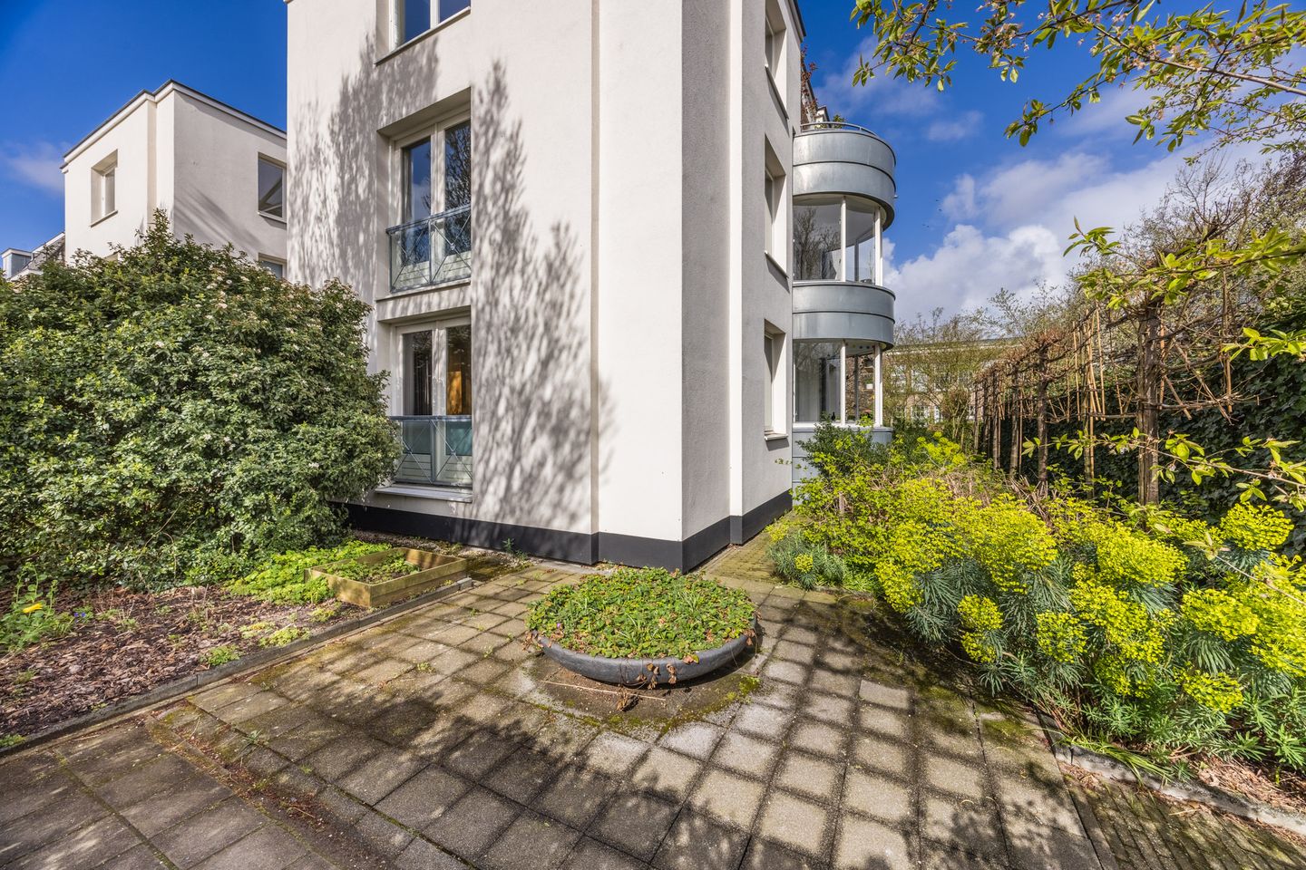 Spacious Ground Floor Apartment in Historic Monument with Garden View — 31