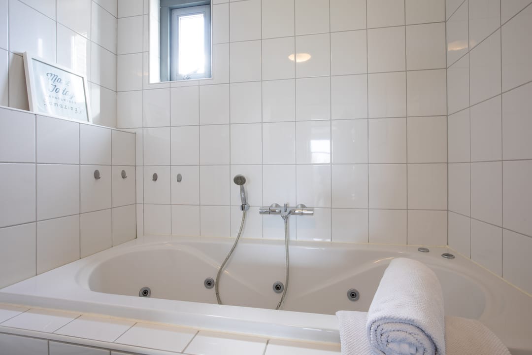 Spacious Family Home with 5 Bedrooms and Sunny Garden in Landerijen — 21