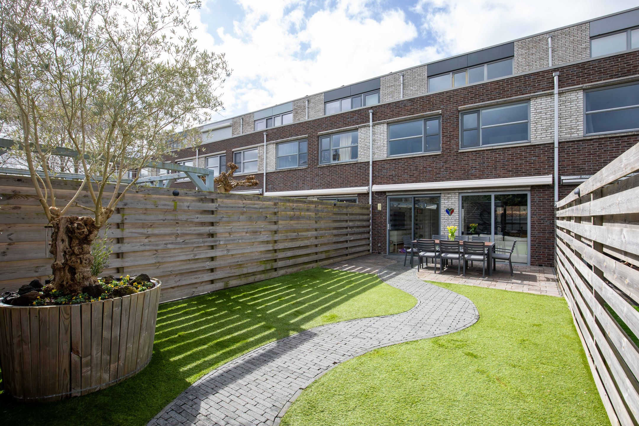 Spacious Family Home with 5 Bedrooms and Sunny Garden in Landerijen — 31