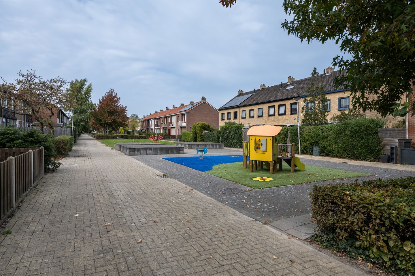 Spacious Family Home with Four Bedrooms and Sunny Southwest-Facing Garden — 13