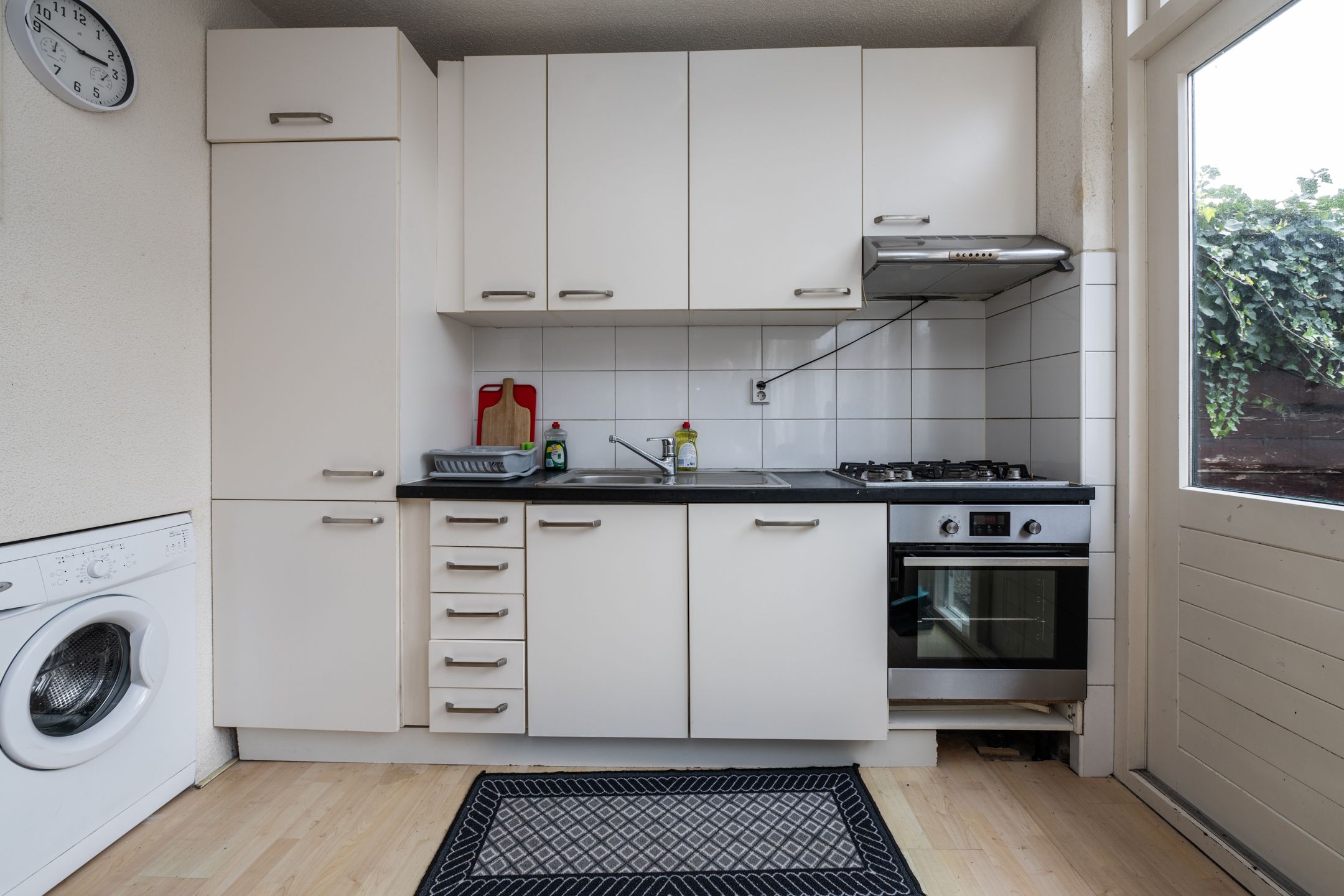 Spacious Family Home with Four Bedrooms and Sunny Southwest-Facing Garden — 12