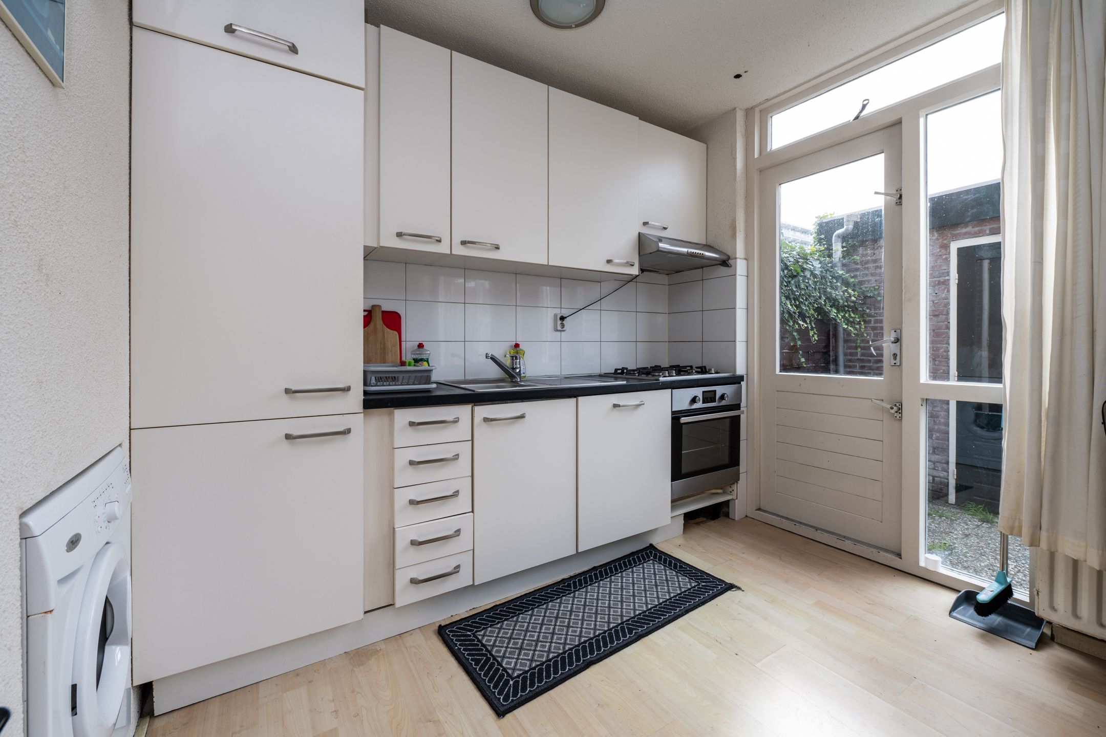 Spacious Family Home with Four Bedrooms and Sunny Southwest-Facing Garden — 28