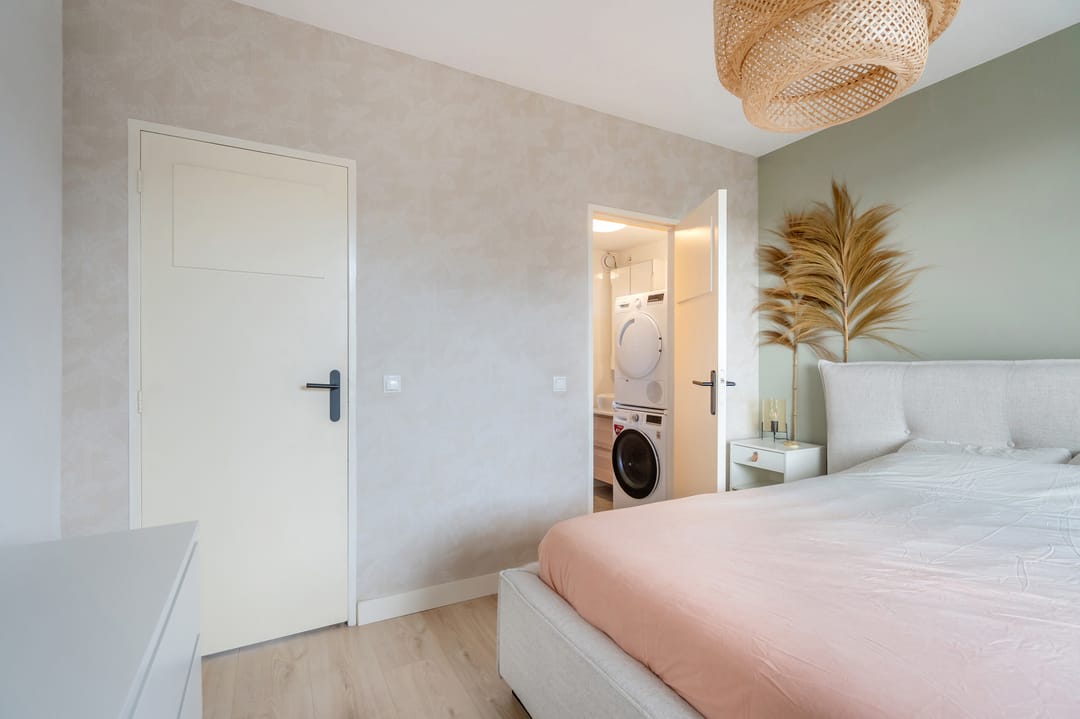 Modern Corner Apartment with Sunny Balcony in Voorburg — 22