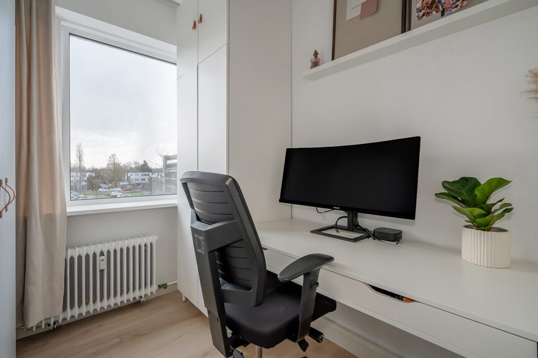 Modern Corner Apartment with Sunny Balcony in Voorburg — 28
