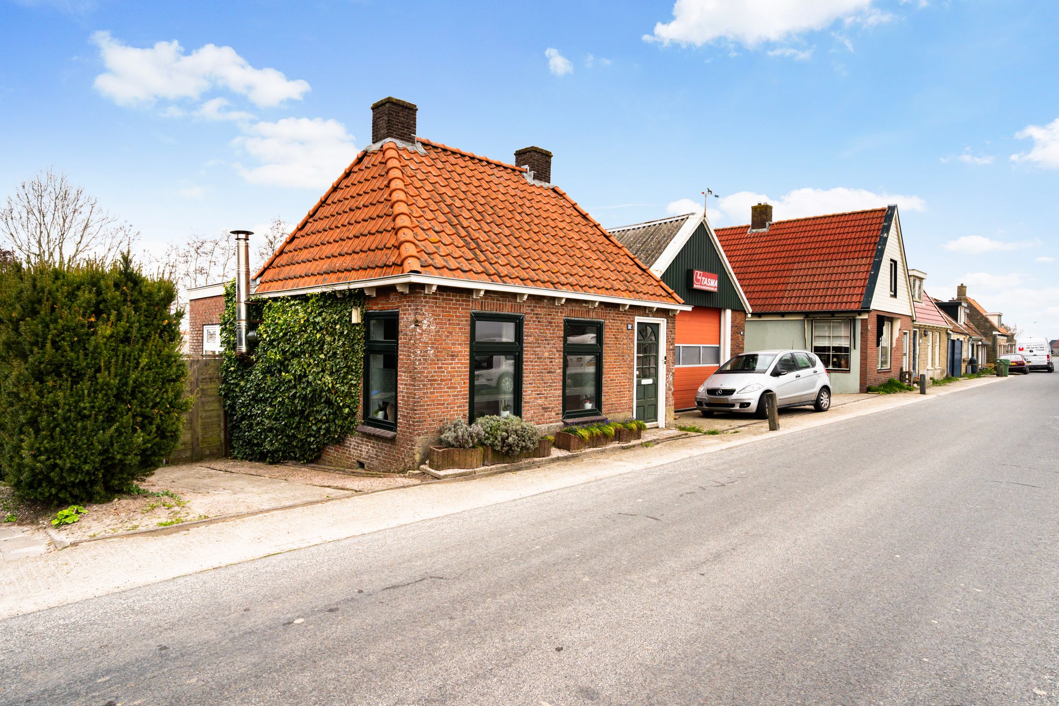 Detached Dike House with Guest Accommodation in Rural Friesland — 33