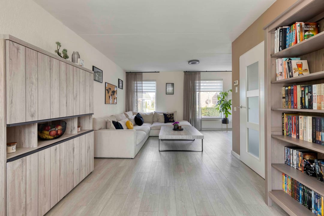 Spacious family home with sunny south-facing garden and garage in quiet green location — 17
