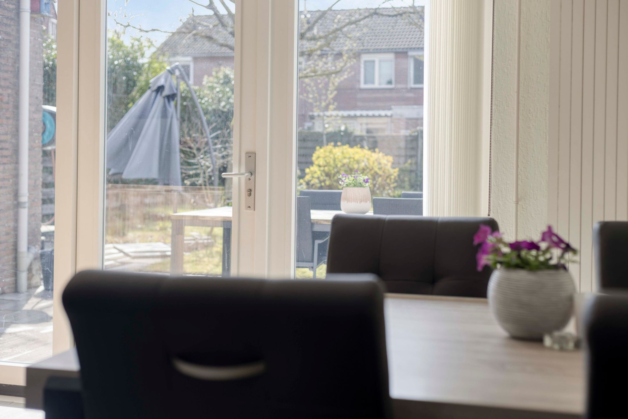 Spacious family home with sunny south-facing garden and garage in quiet green location — 21