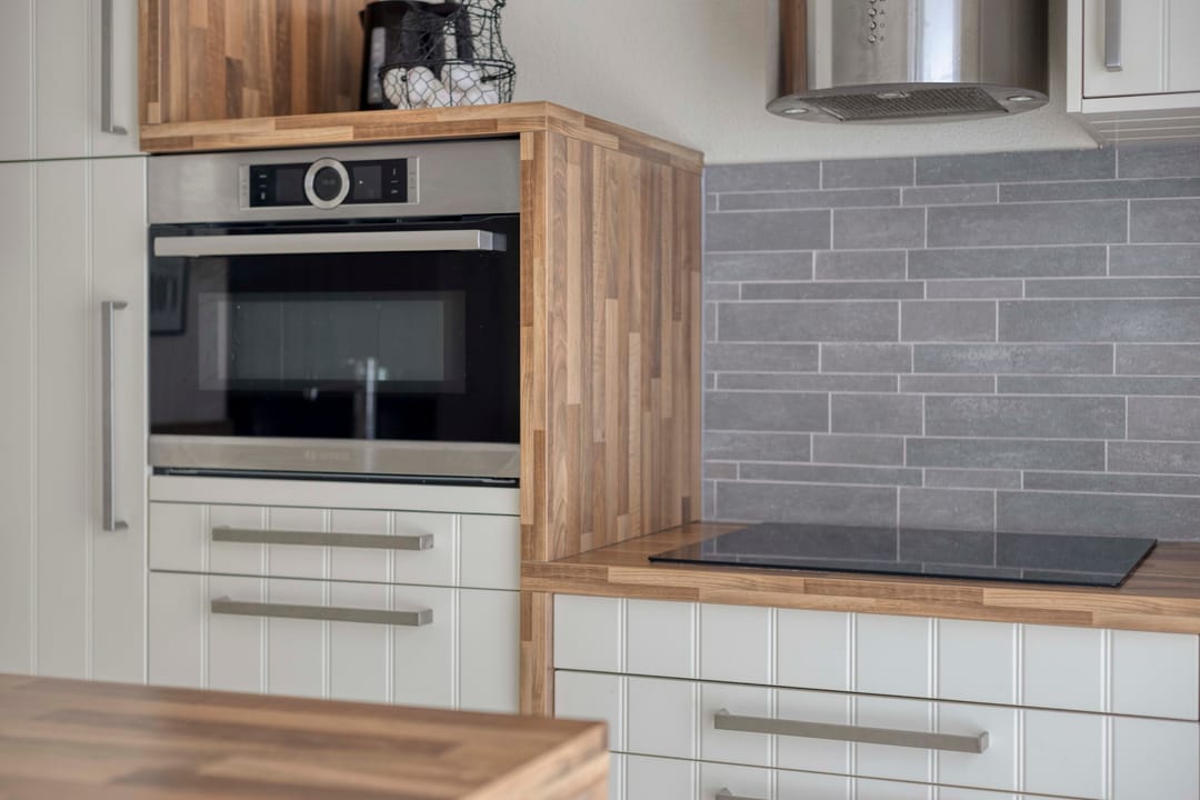 Spacious family home with sunny south-facing garden and garage in quiet green location — 22