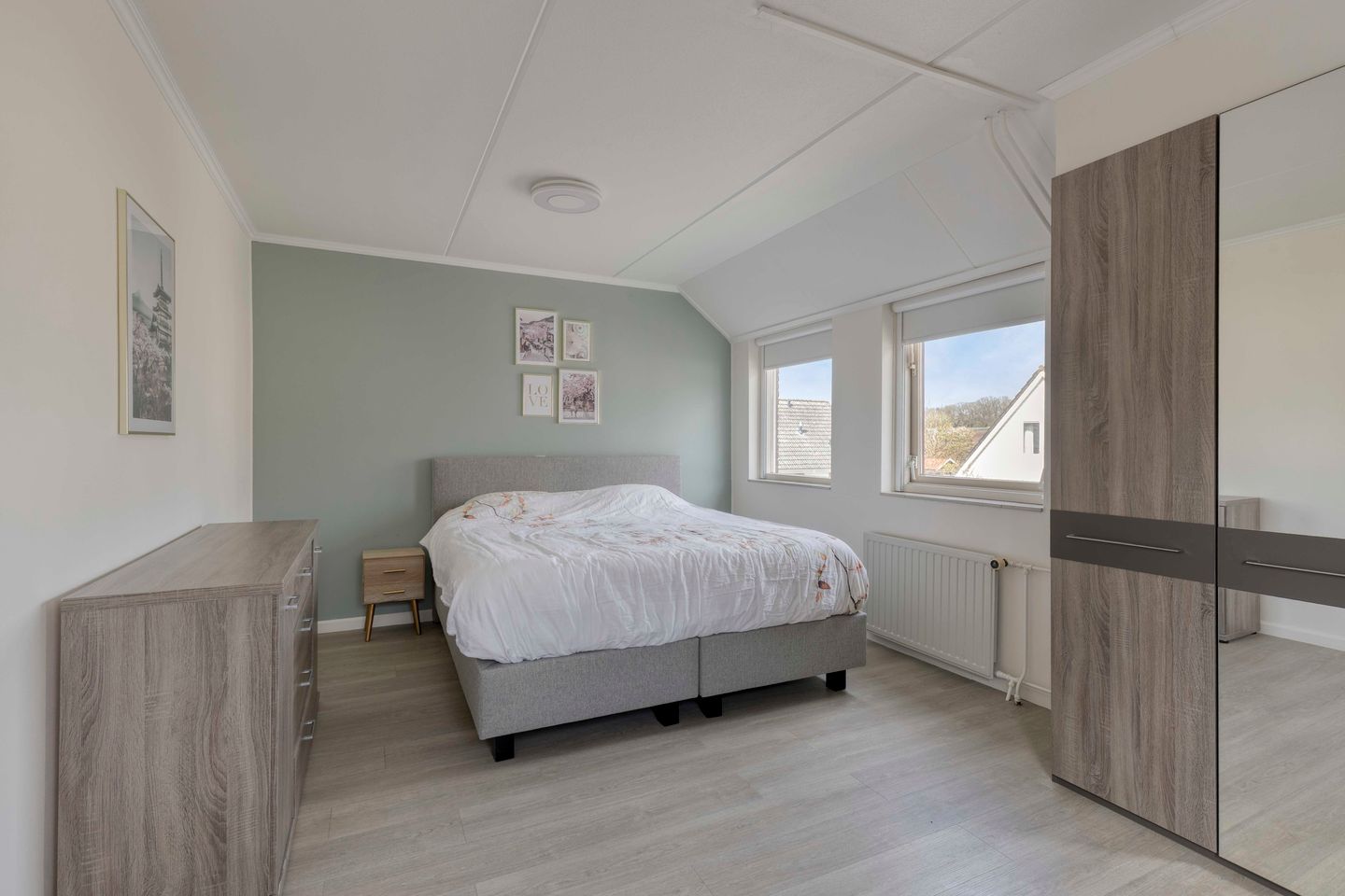 Spacious family home with sunny south-facing garden and garage in quiet green location — 25
