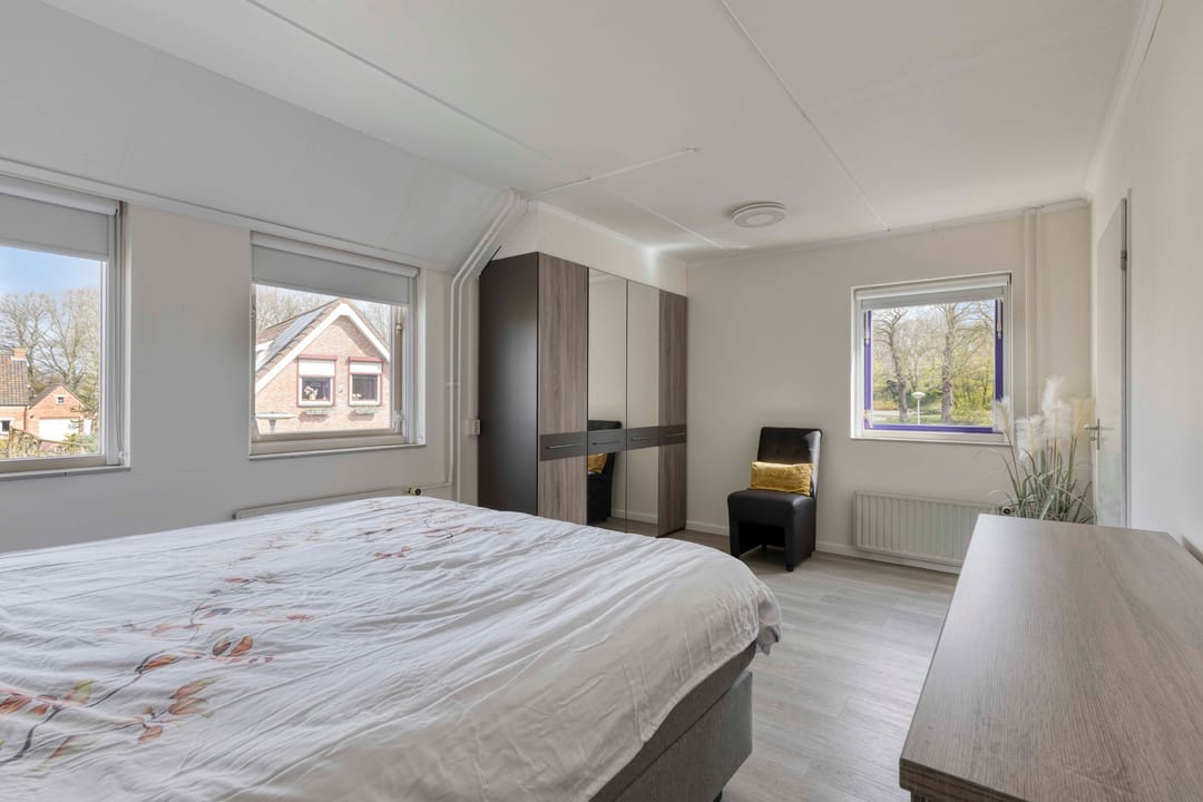 Spacious family home with sunny south-facing garden and garage in quiet green location — 26