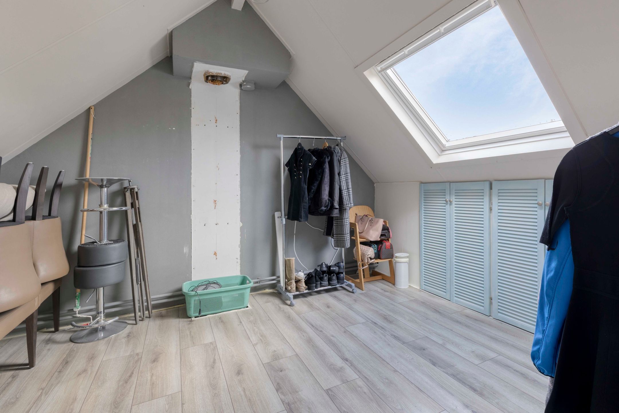 Spacious family home with sunny south-facing garden and garage in quiet green location — 33