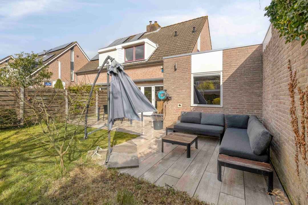 Spacious family home with sunny south-facing garden and garage in quiet green location — 37