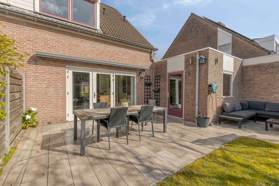 Spacious family home with sunny south-facing garden and garage in quiet green location — 38
