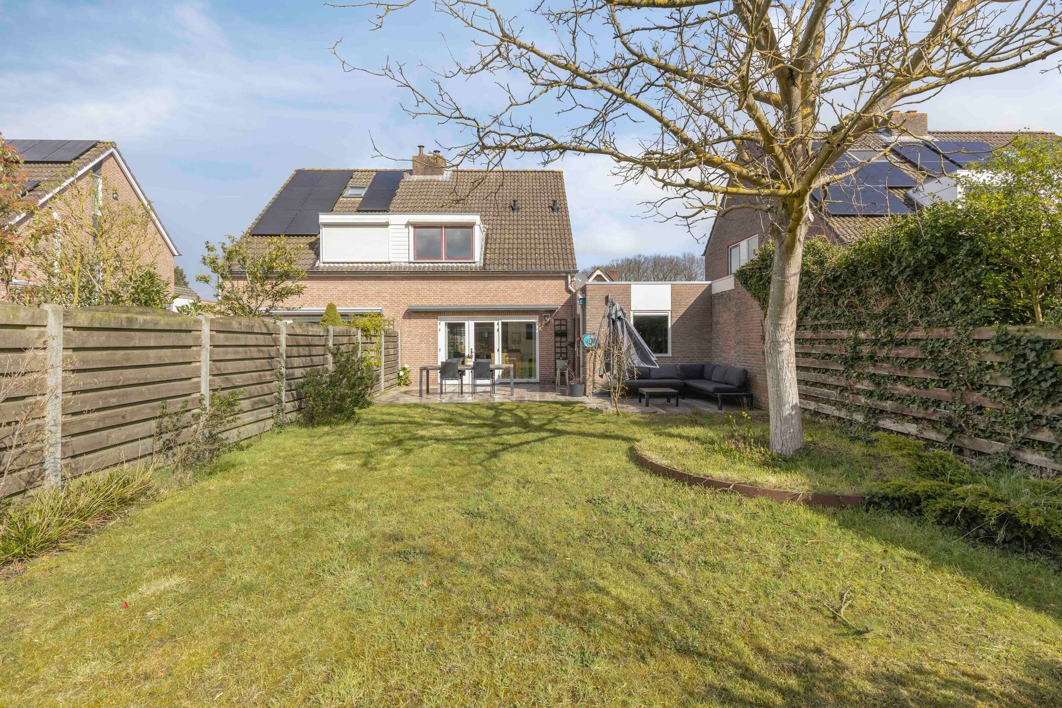 Spacious family home with sunny south-facing garden and garage in quiet green location — 39