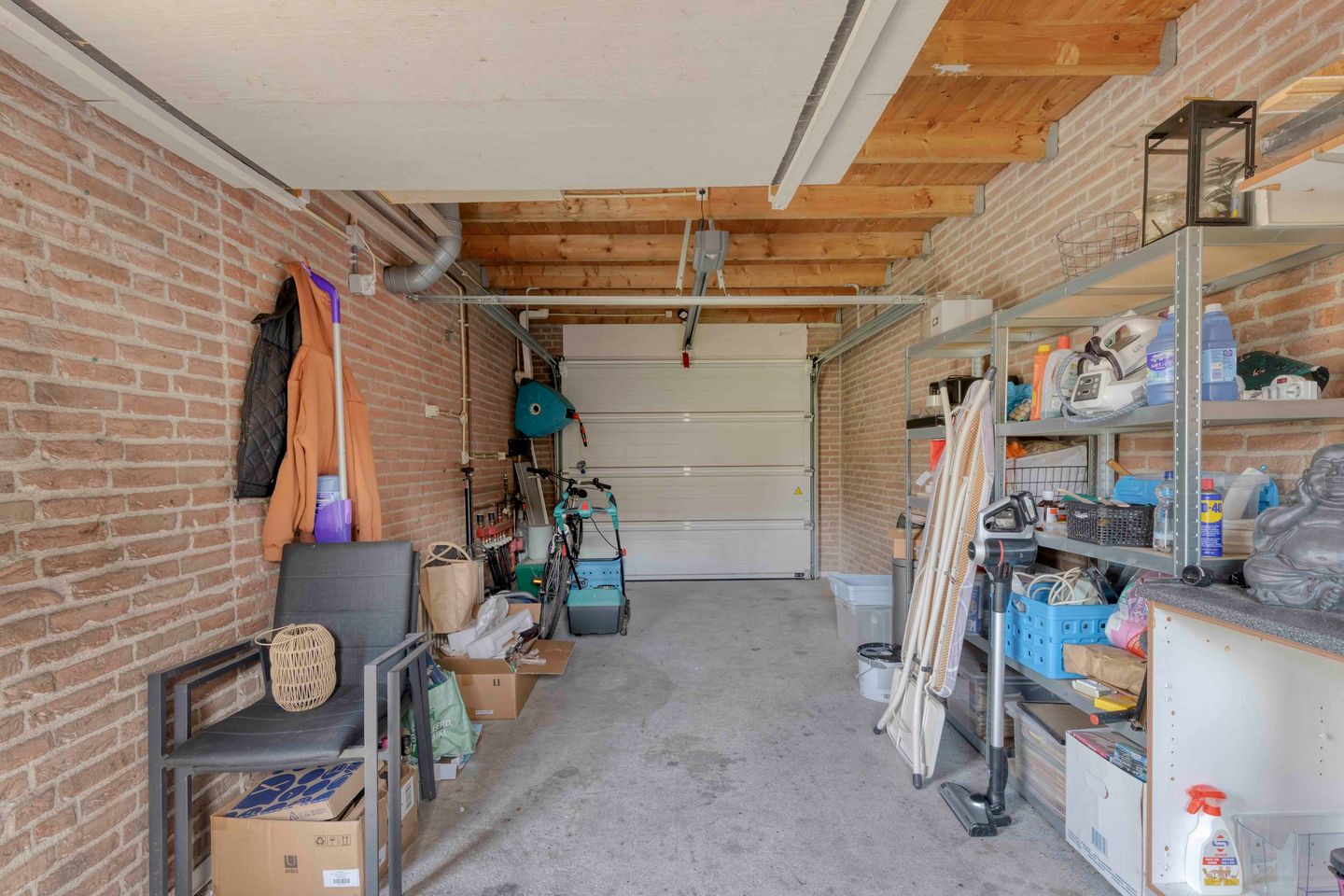 Spacious family home with sunny south-facing garden and garage in quiet green location — 40
