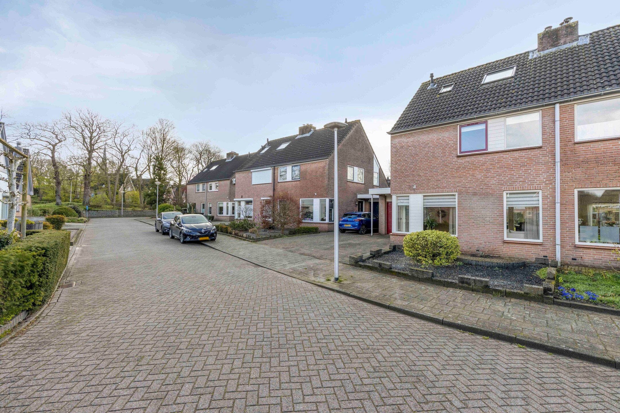 Spacious family home with sunny south-facing garden and garage in quiet green location — 42