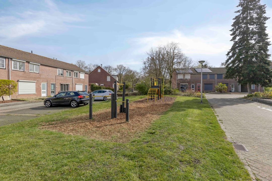 Spacious family home with sunny south-facing garden and garage in quiet green location — 46