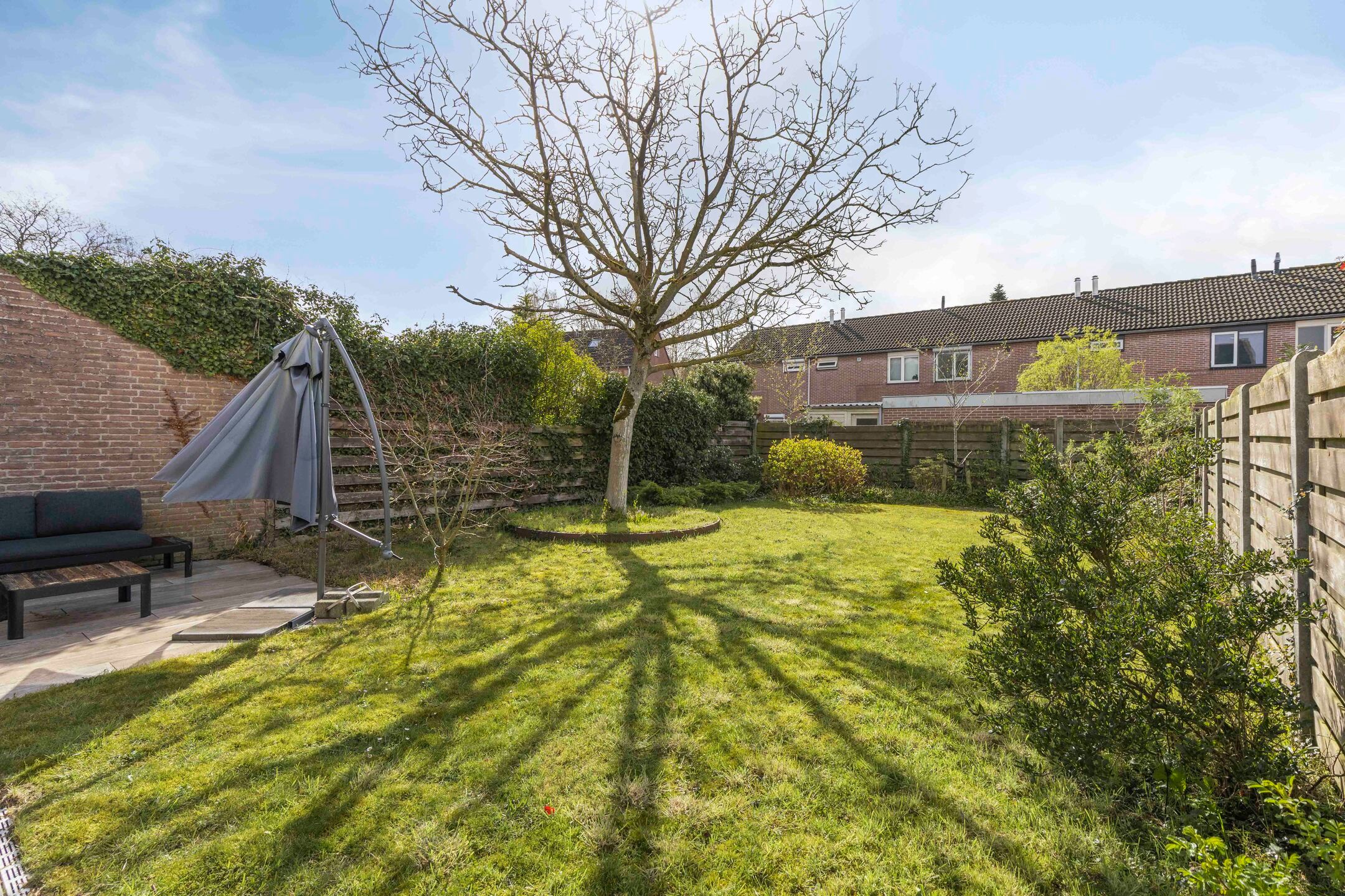 Spacious family home with sunny south-facing garden and garage in quiet green location — 36