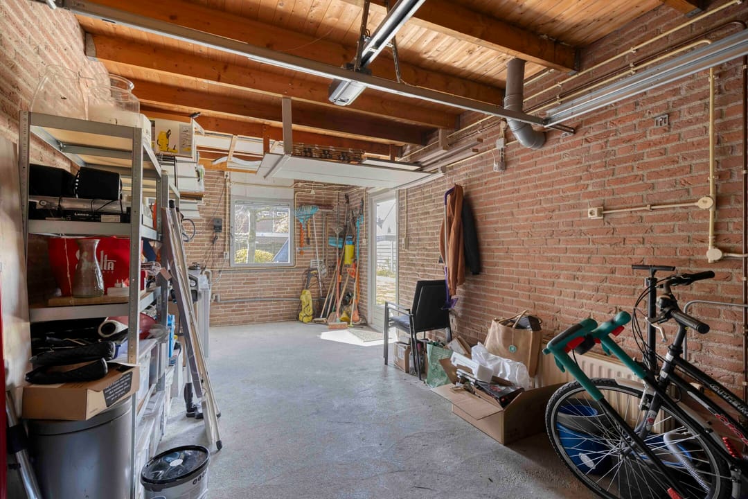 Spacious family home with sunny south-facing garden and garage in quiet green location — 41