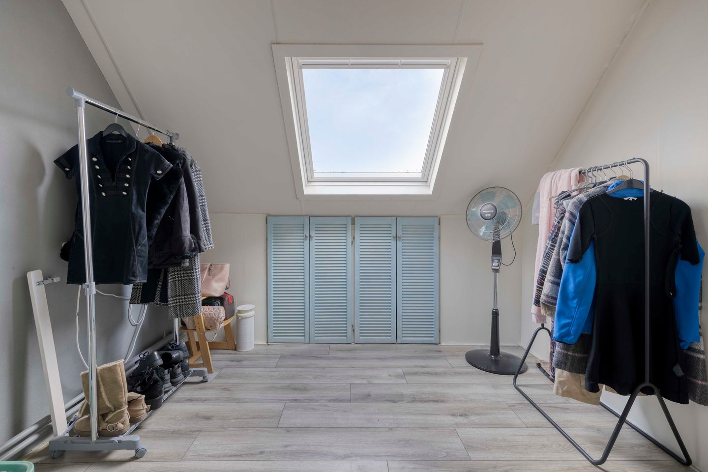 Spacious family home with sunny south-facing garden and garage in quiet green location — 34