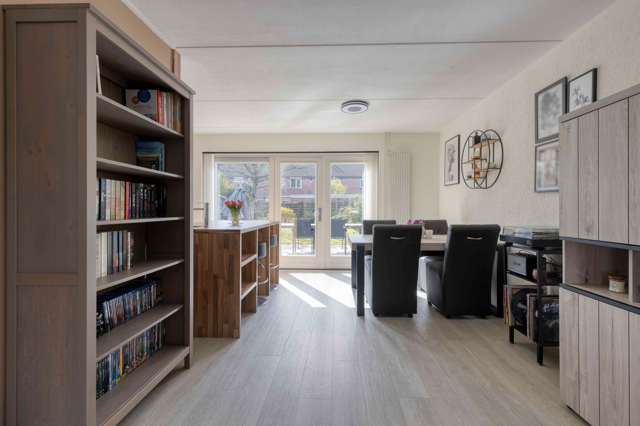 Spacious family home with sunny south-facing garden and garage in quiet green location — 15
