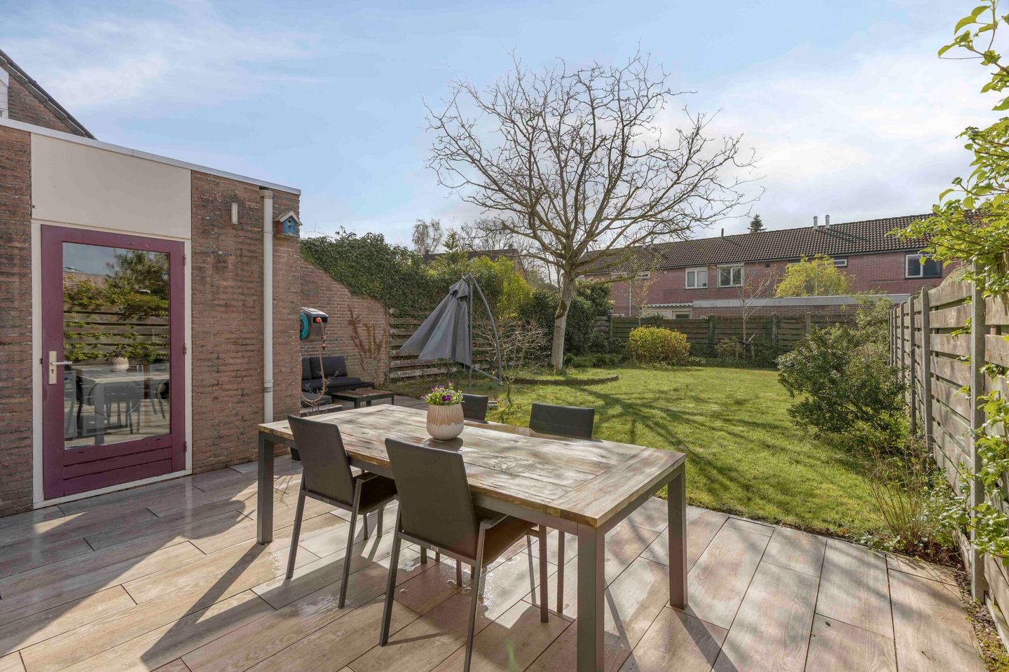Spacious family home with sunny south-facing garden and garage in quiet green location — 35