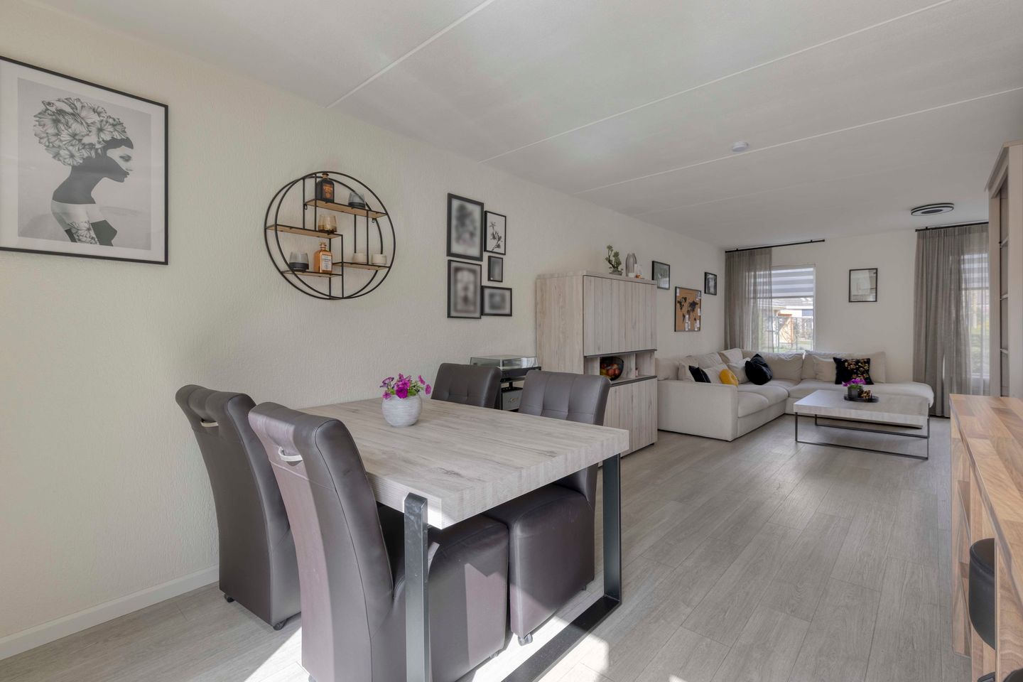 Spacious family home with sunny south-facing garden and garage in quiet green location — 19