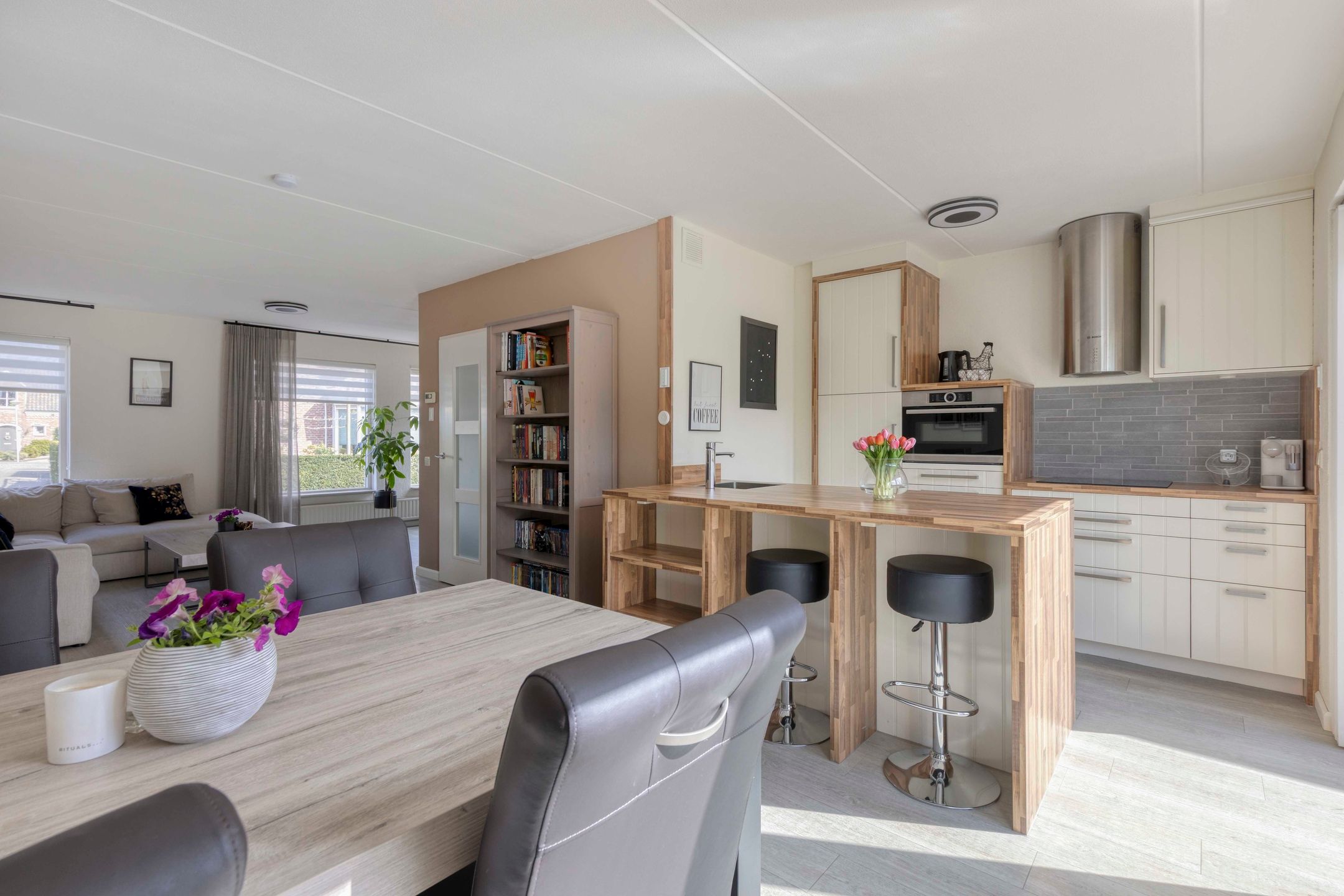Spacious family home with sunny south-facing garden and garage in quiet green location — 18