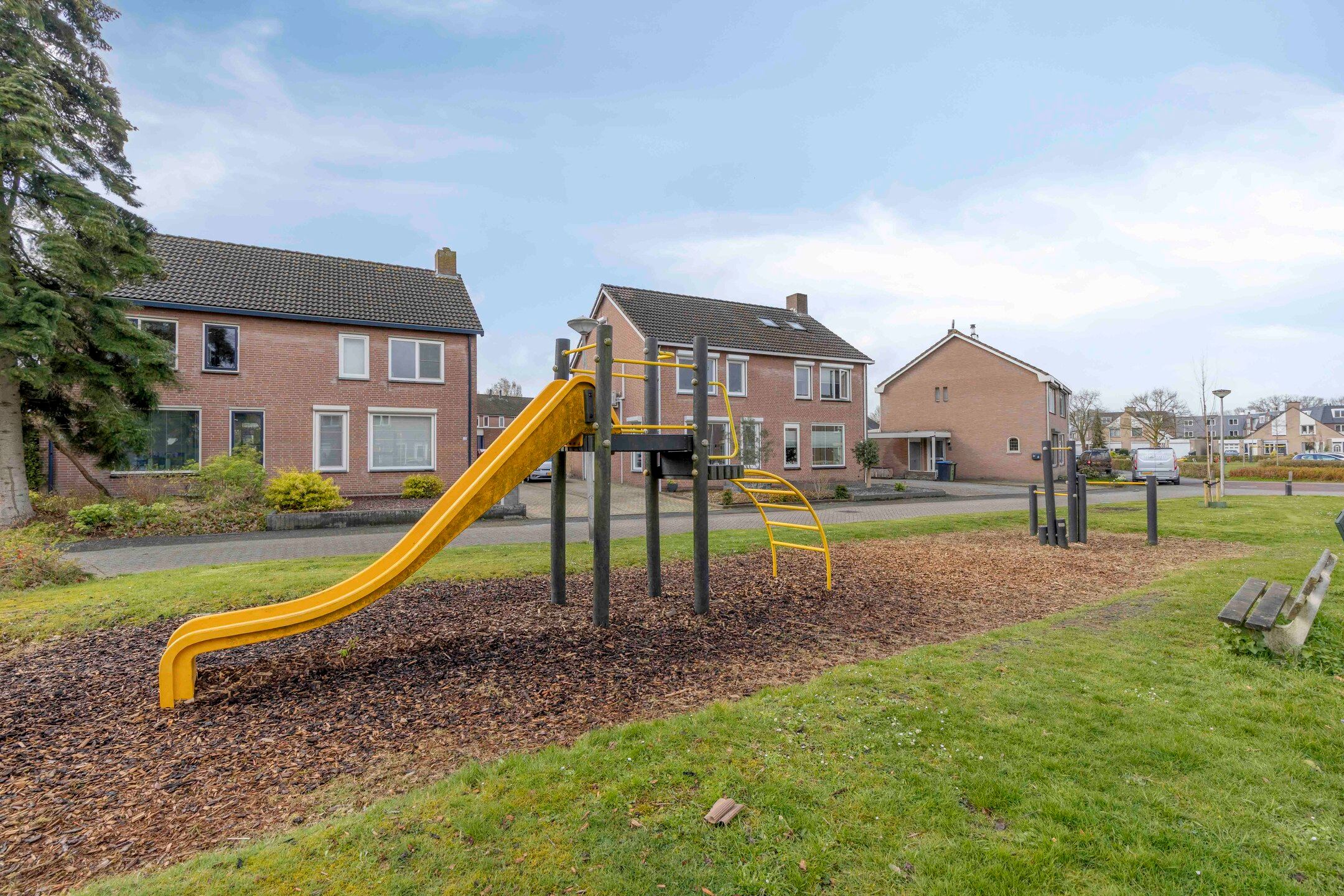 Spacious family home with sunny south-facing garden and garage in quiet green location — 44