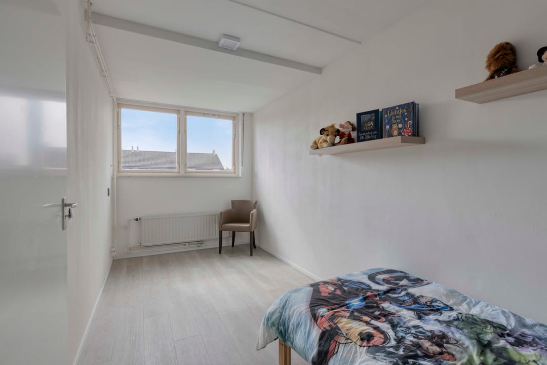 Spacious family home with sunny south-facing garden and garage in quiet green location — 28