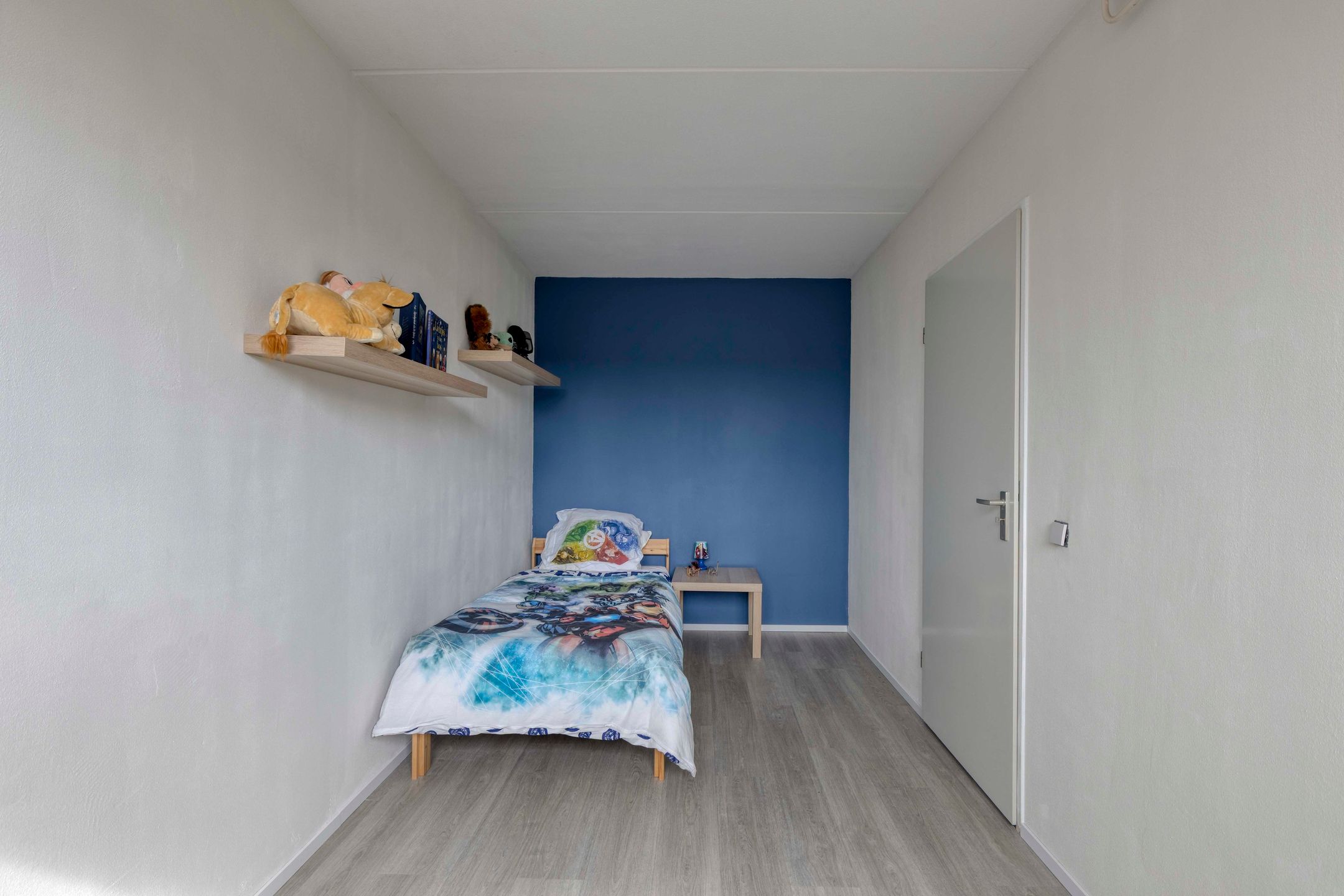 Spacious family home with sunny south-facing garden and garage in quiet green location — 27