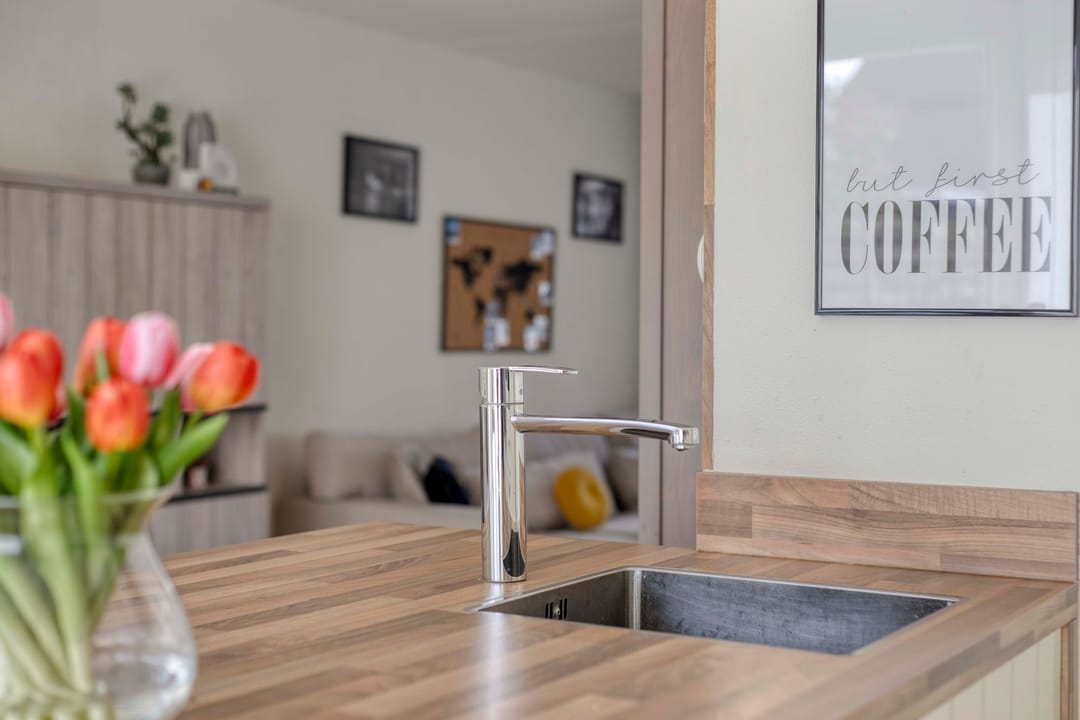 Spacious family home with sunny south-facing garden and garage in quiet green location — 23