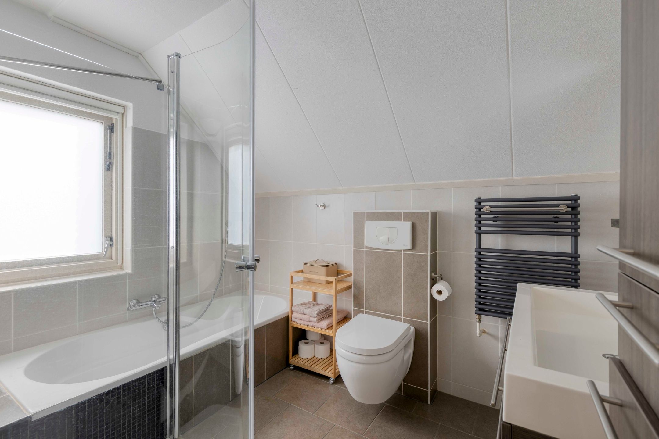 Spacious family home with sunny south-facing garden and garage in quiet green location — 30