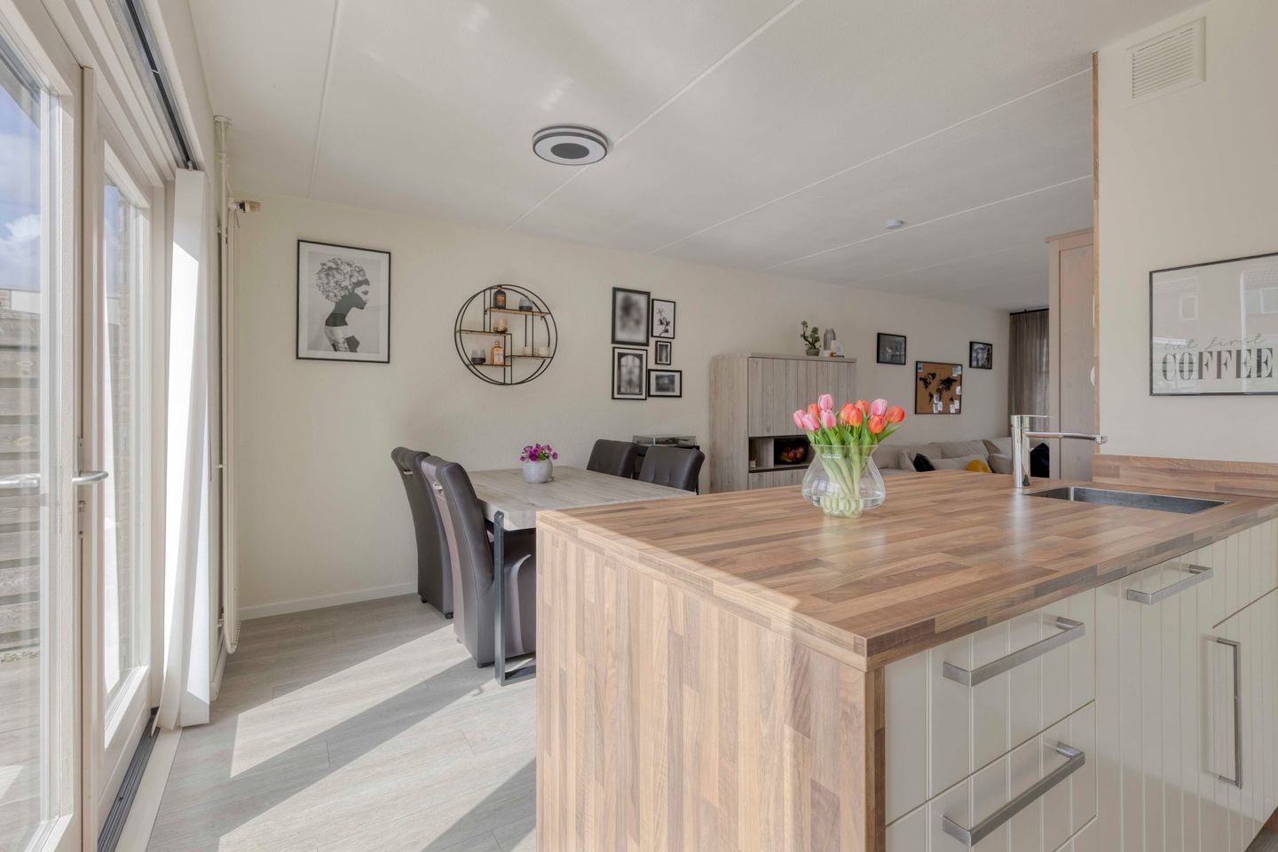 Spacious family home with sunny south-facing garden and garage in quiet green location — 20