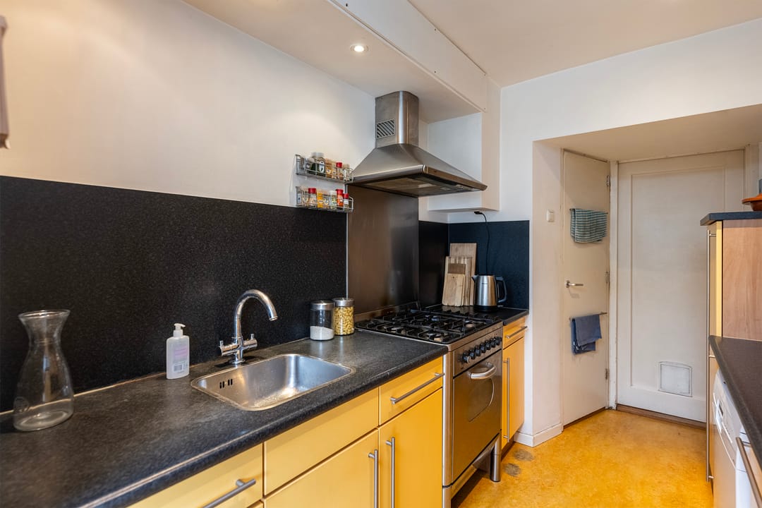 Charming terraced home with extension and 4 bedrooms in popular Veerallee neighborhood — 15