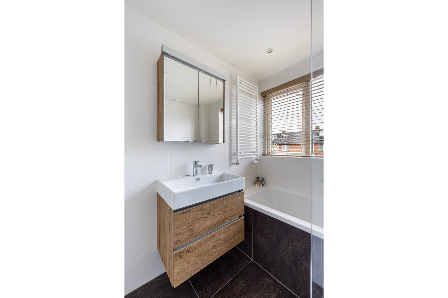 Charming terraced home with extension and 4 bedrooms in popular Veerallee neighborhood — 24