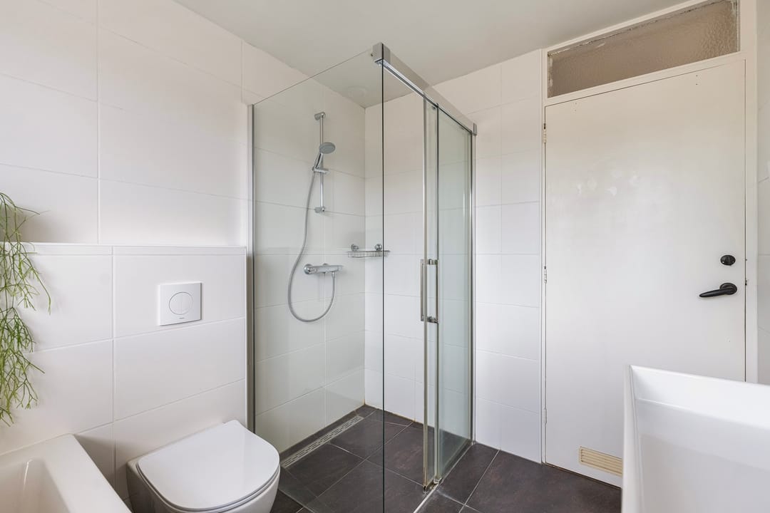 Charming terraced home with extension and 4 bedrooms in popular Veerallee neighborhood — 25