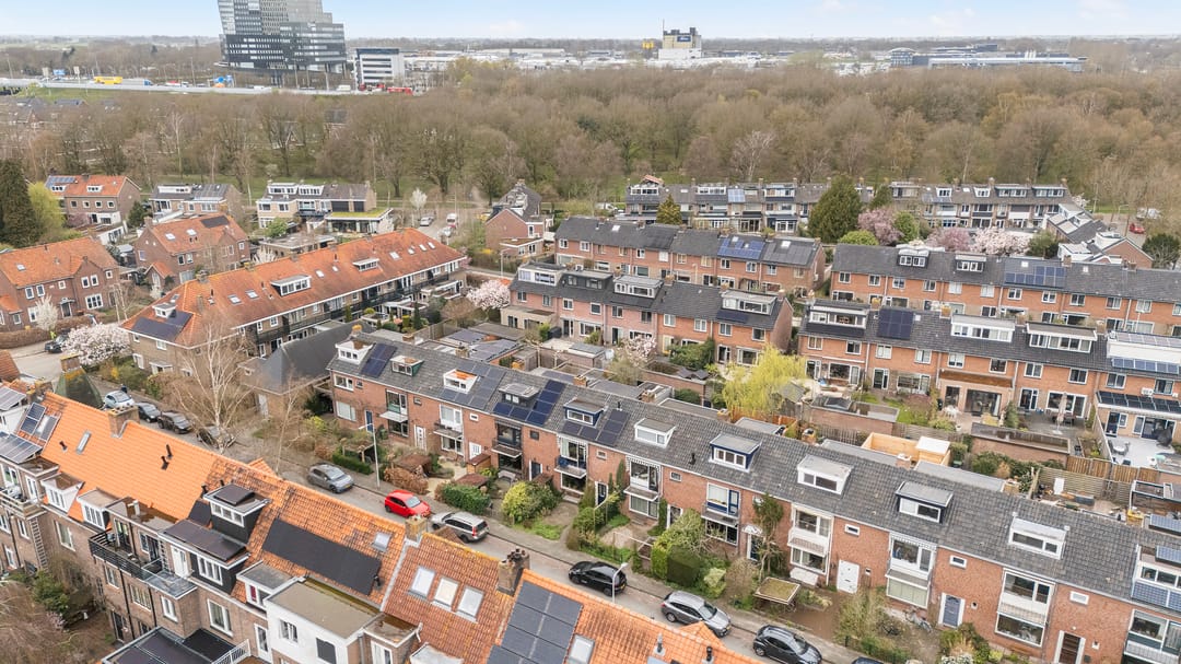 Charming terraced home with extension and 4 bedrooms in popular Veerallee neighborhood — 31