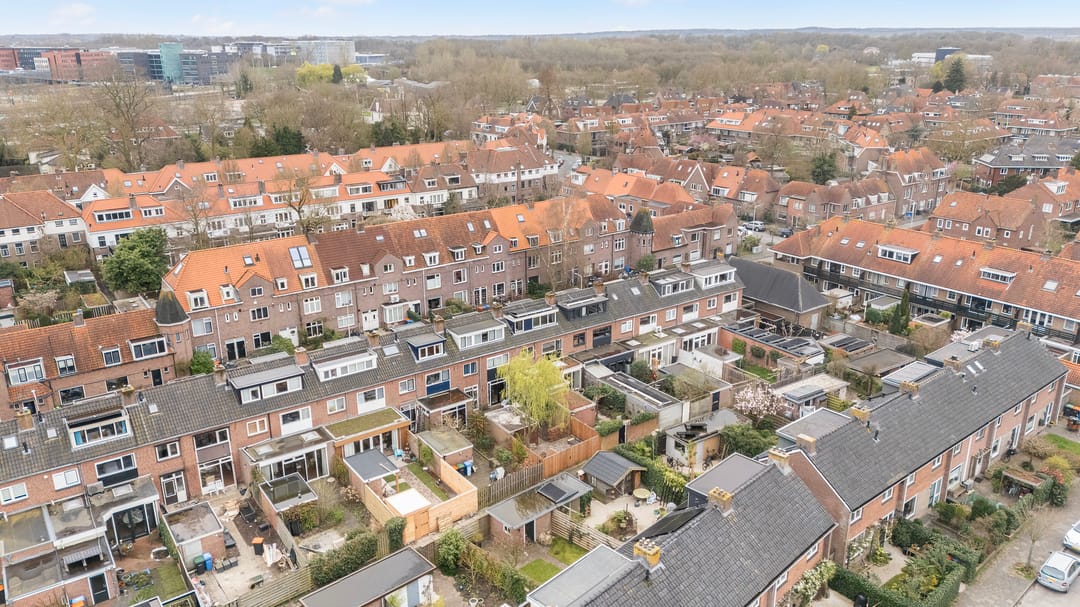 Charming terraced home with extension and 4 bedrooms in popular Veerallee neighborhood — 30