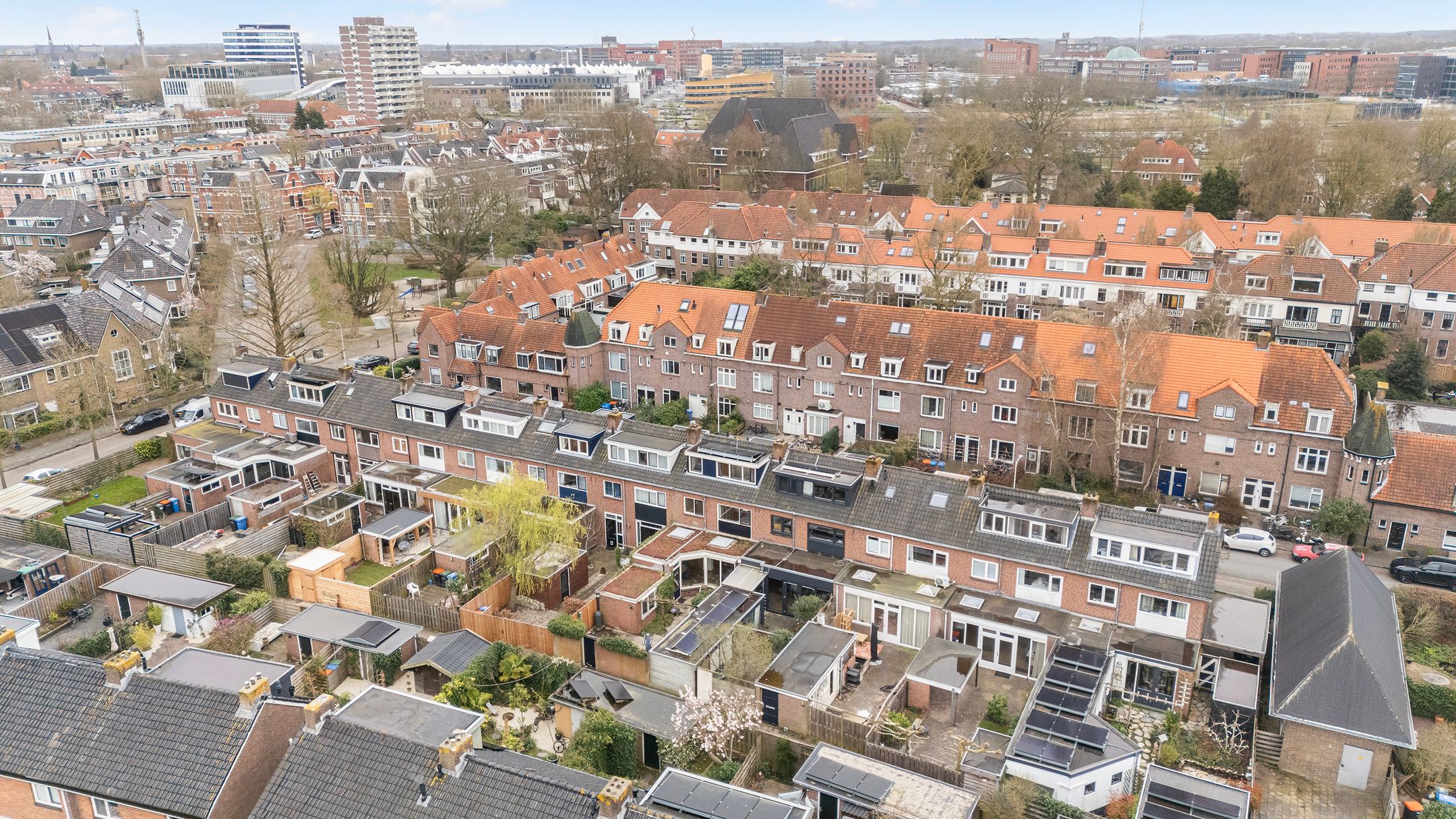 Charming terraced home with extension and 4 bedrooms in popular Veerallee neighborhood — 29