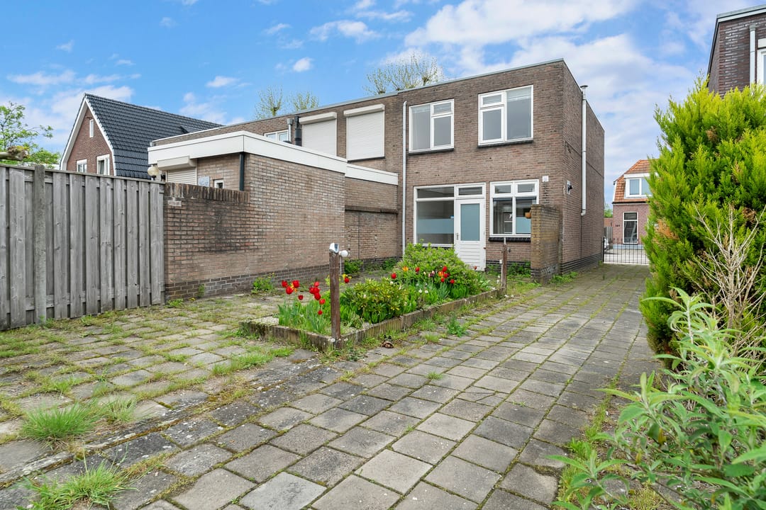 Corner house near Schelfhorstpark in Almelo — 22