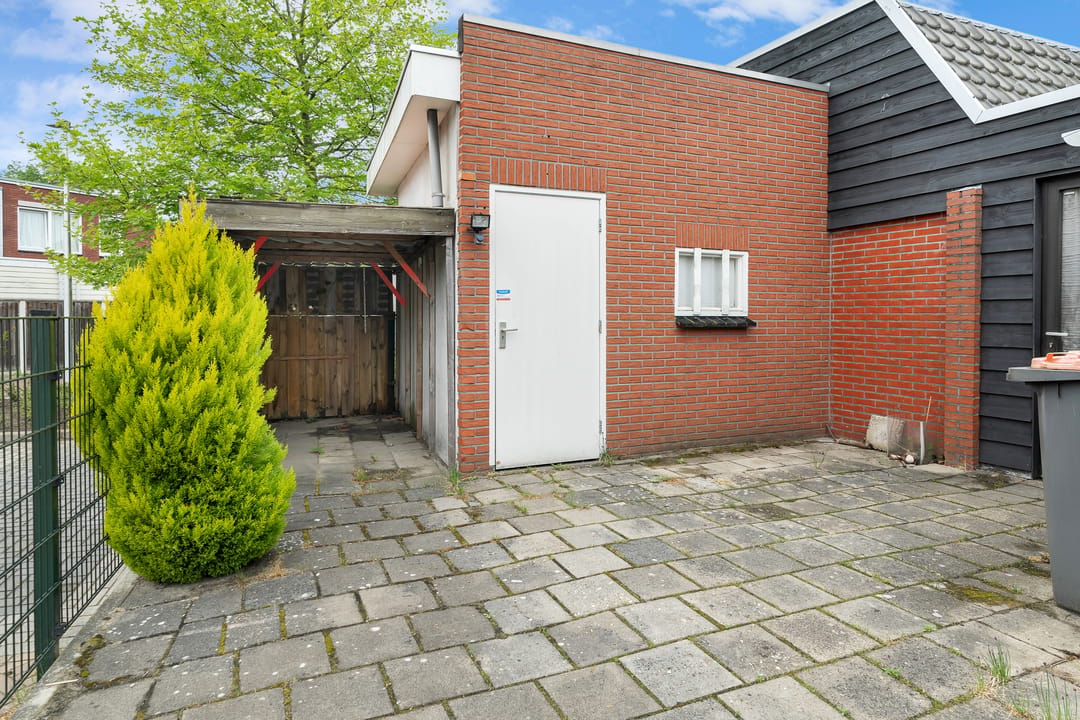 Corner house near Schelfhorstpark in Almelo — 25